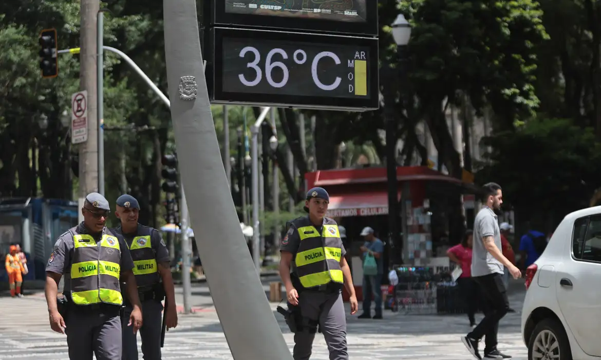 Com calor, governo de São Paulo emite alerta para economia de água