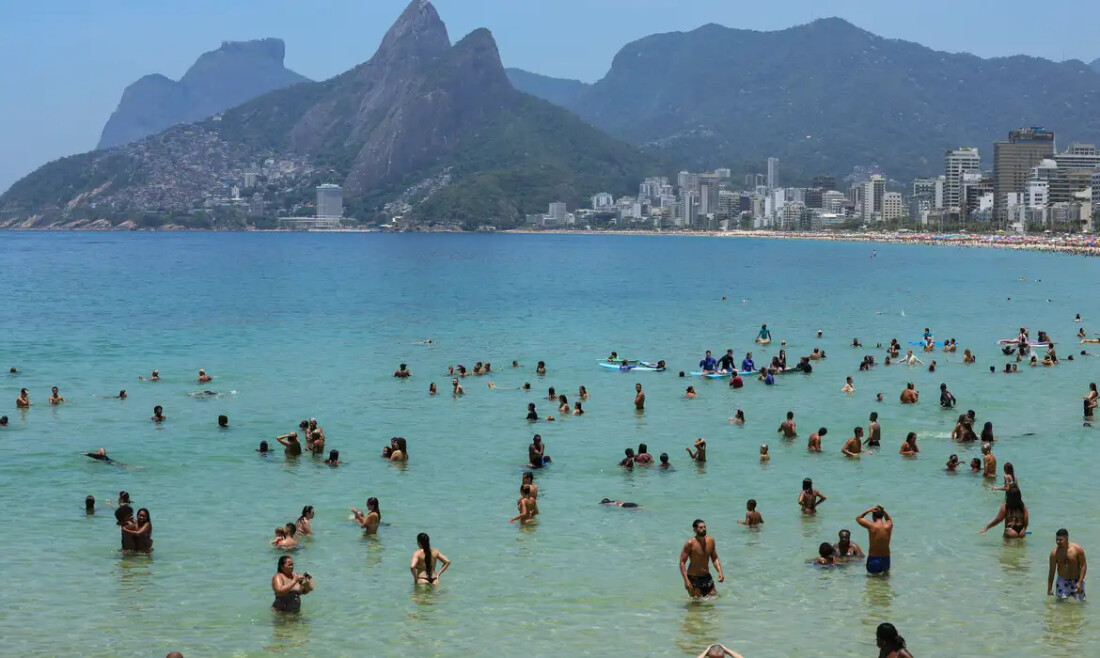 Corpo de piloto do avião que caiu em Copacabana é resgatado
