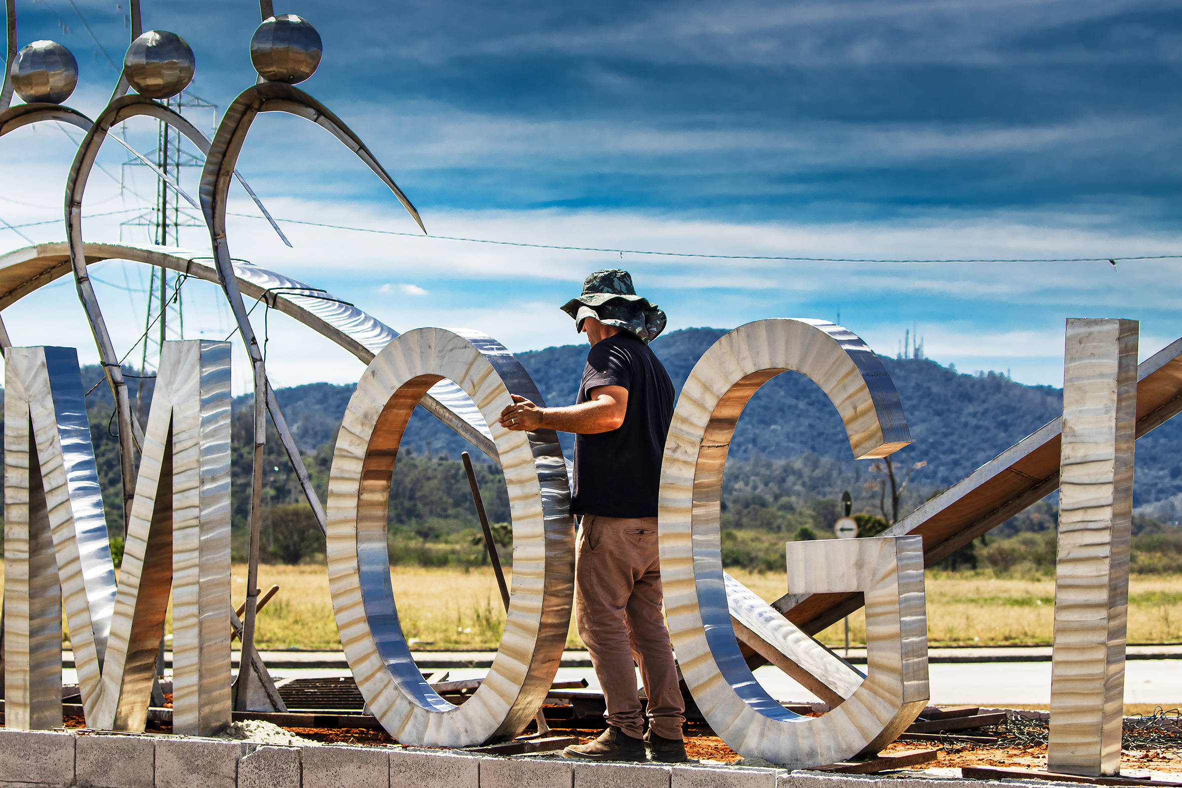 Mogi encerra 2025 com um novo portal monumental do escultor Rodrigo Bittencourt