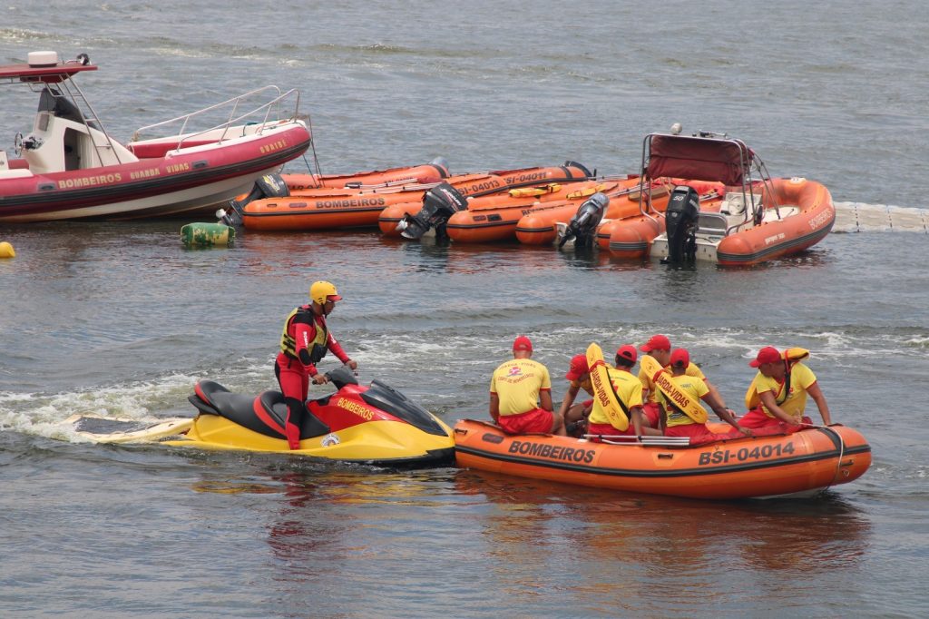 Bombeiros salvam 75 pessoas durante fim de semana nas praias paulistas