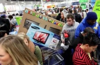 Procon realiza ação para orientar sobre Black Friday