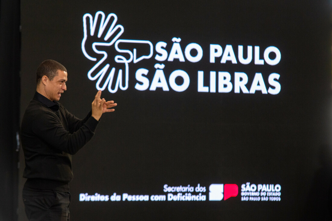 SP São Libras: utilização do serviço cresce 21% em 2025 com quase 10 mil atendimentos