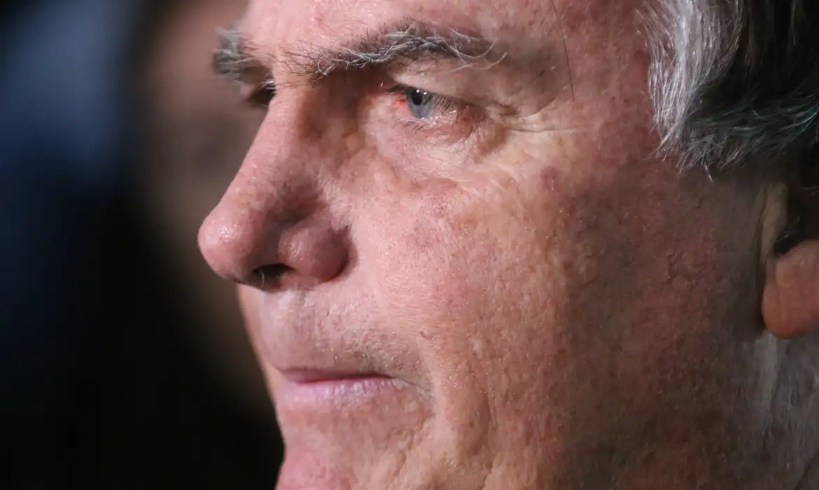 Com crise persistente de soluços, Bolsonaro faz nova cirurgia