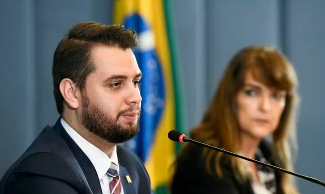 Moraes pede que Filipe Martins explique uso de rede social