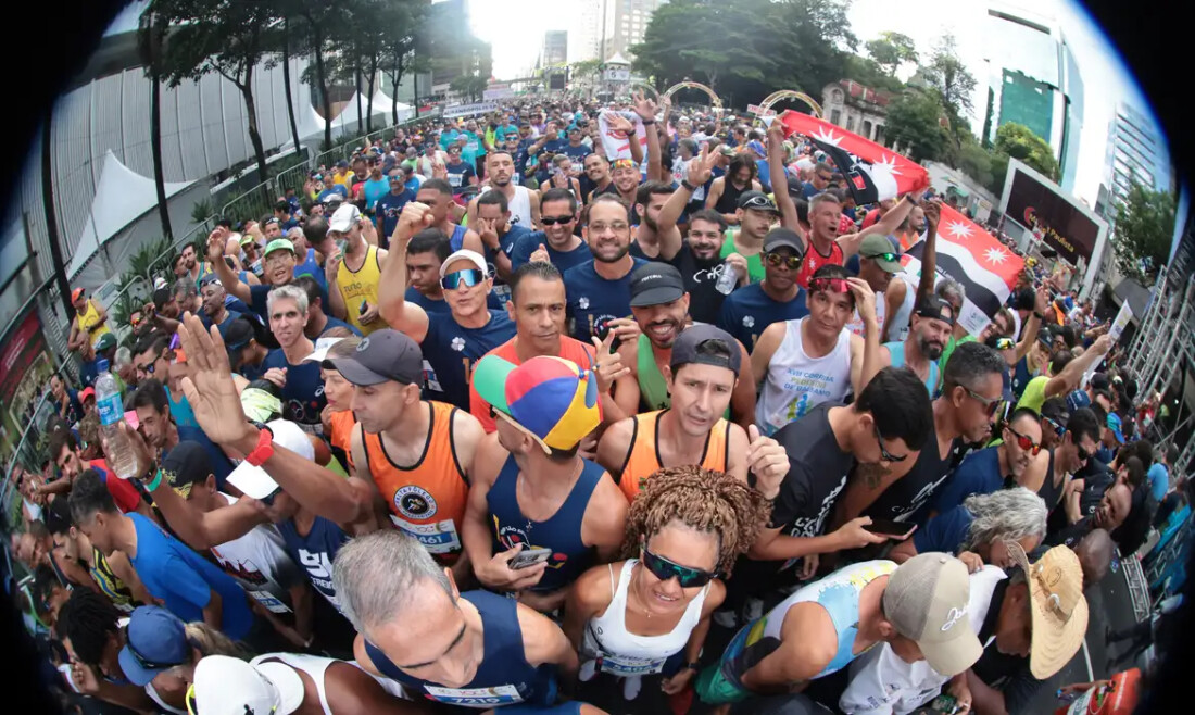 Com disposição e alegria, corredores anônimos agitam a São Silvestre