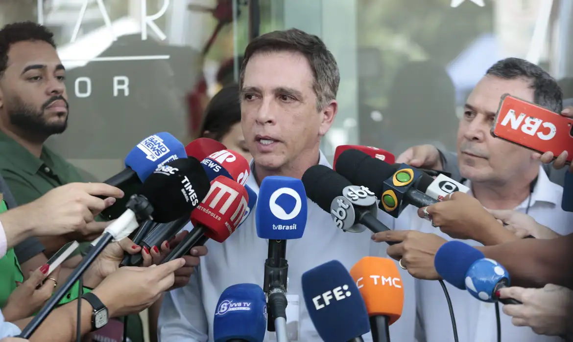 Bolsonaro deve ter alta nesta quinta e retornar à cela na PF