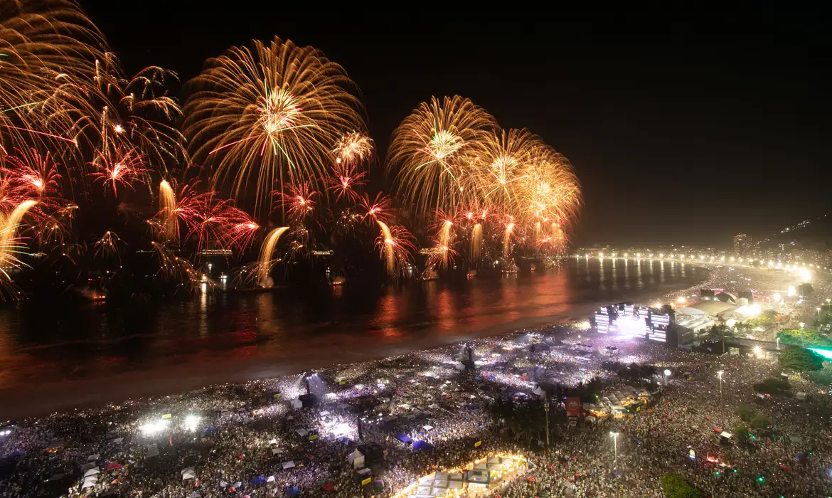 Virada do ano no Rio leva 2,6 milhões de pessoas a Copacabana