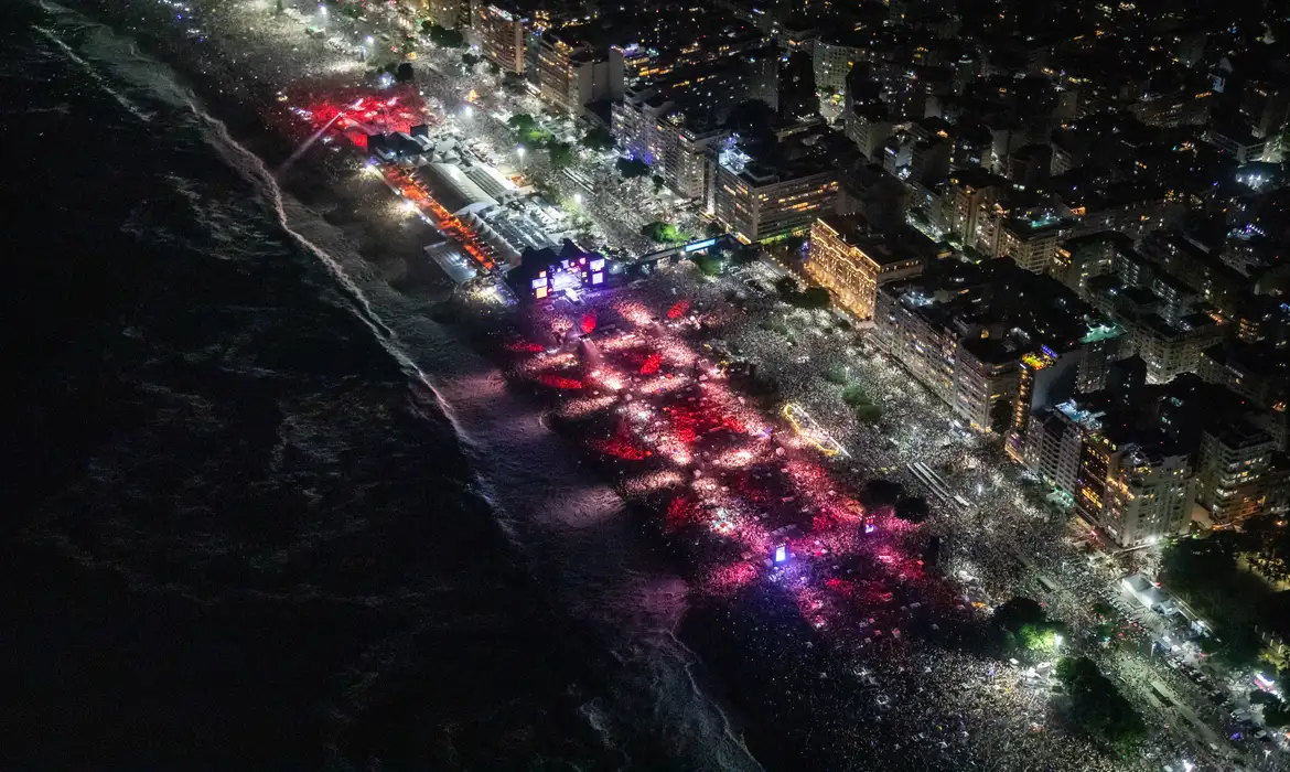 Comlurb recolhe 1,2 toneladas de lixo das praias do Rio no réveillon