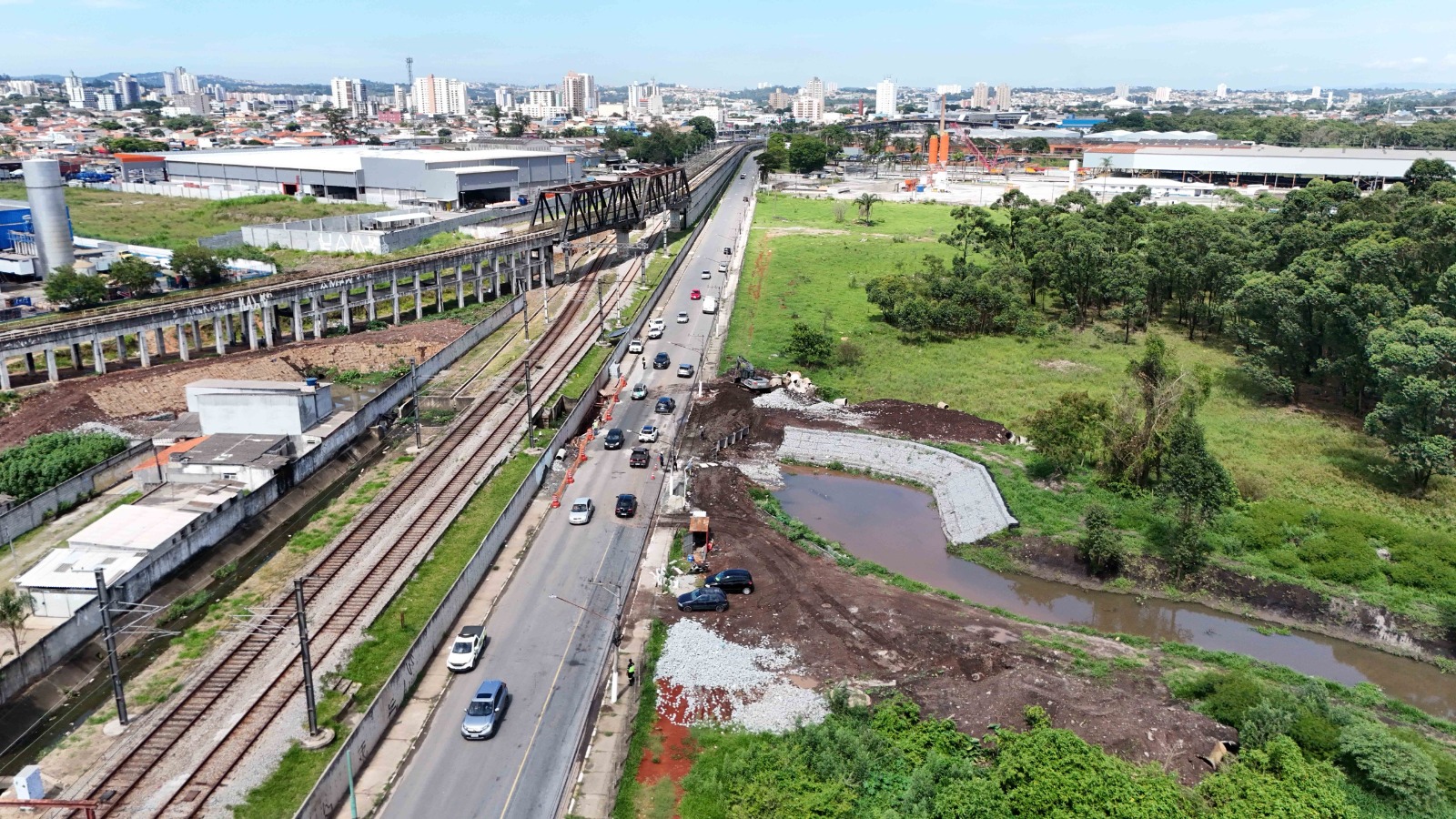Avenida Jorge Bei Maluf é liberada nos dois sentidos após avanço em obra de drenagem
