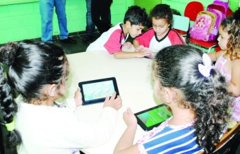 Mamoru entrega tablets para mais de 200 crianças