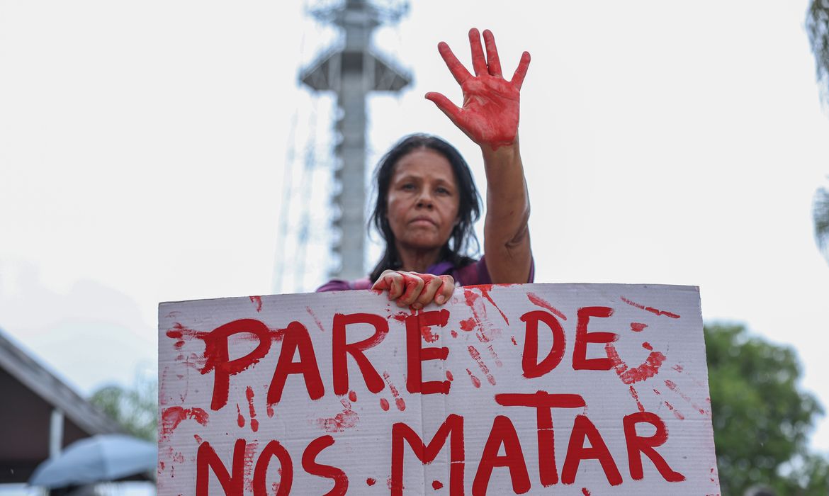 Apesar de medida protetiva, mulher é morta na rua por agressor