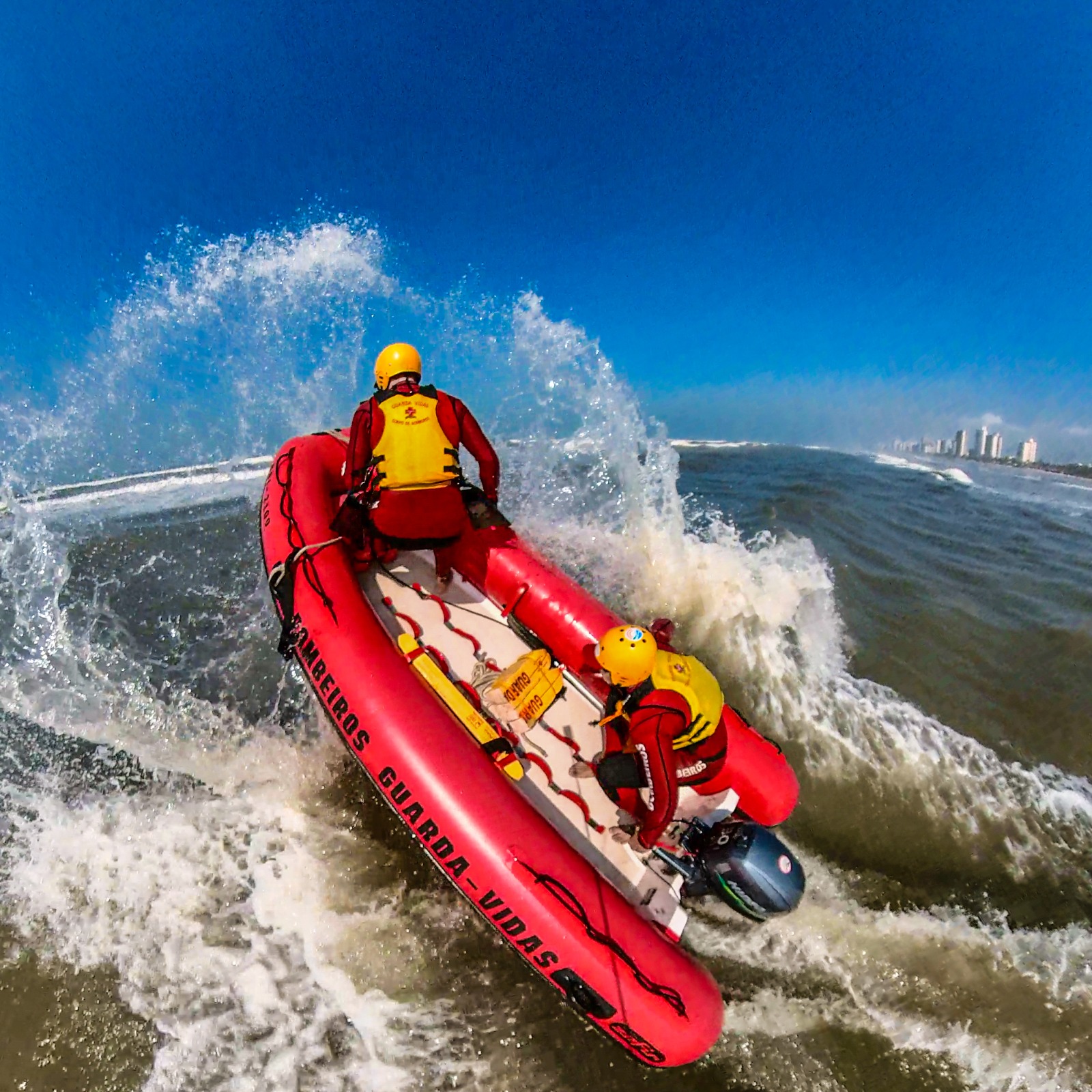 Bombeiros salvam mais de 1,1 mil pessoas no litoral de SP durante período de festas