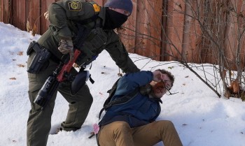 Com tensão em Minnesota, agente atira em duas pessoas no Oregon