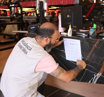 Vigilância Sanitária interdita academia por infestação de pombos na Vila Figueira