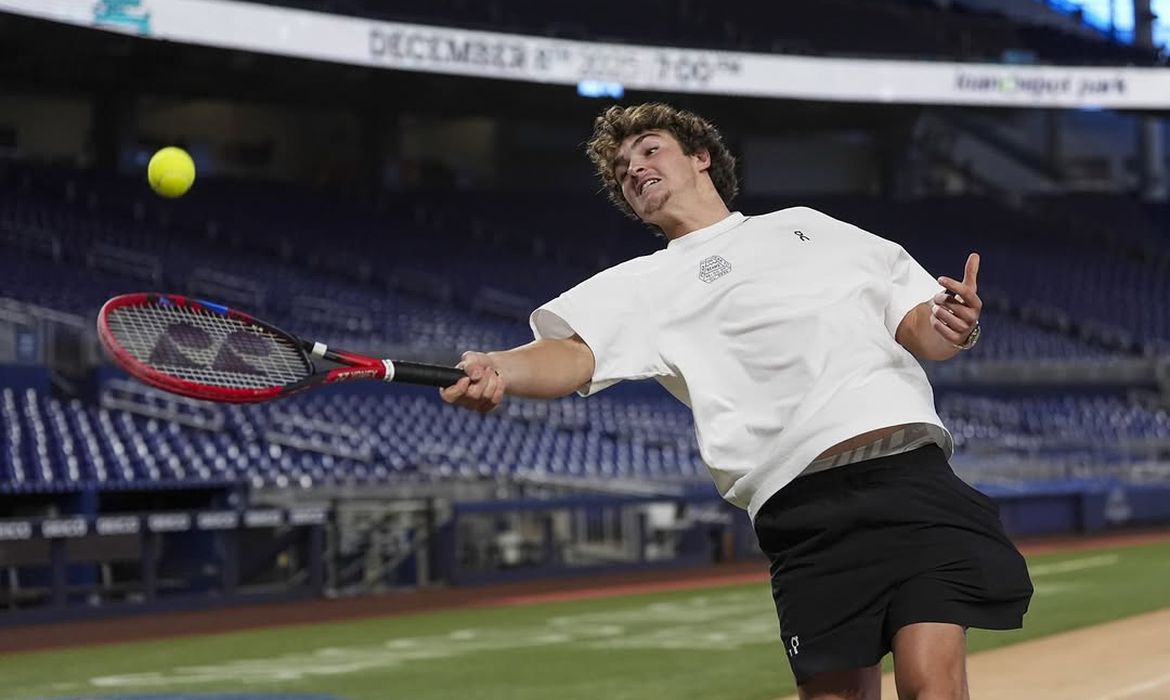 Dores lombares tiram João Fonseca de mais um torneio na Austrália