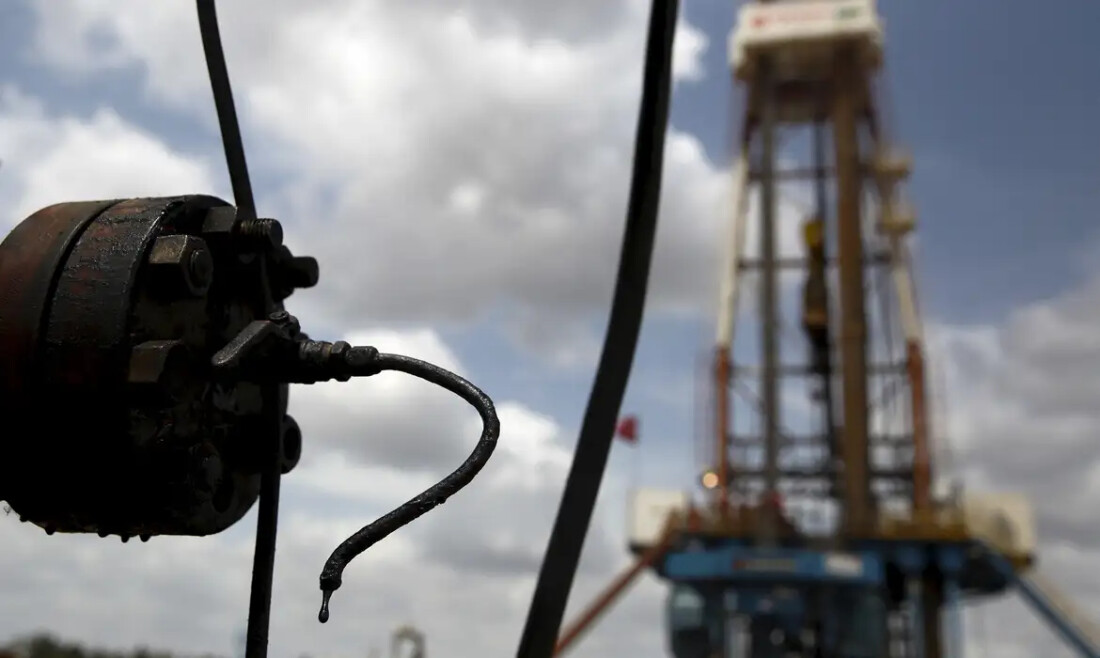 Trump assina ordem para proteger receitas petrolíferas de Caracas