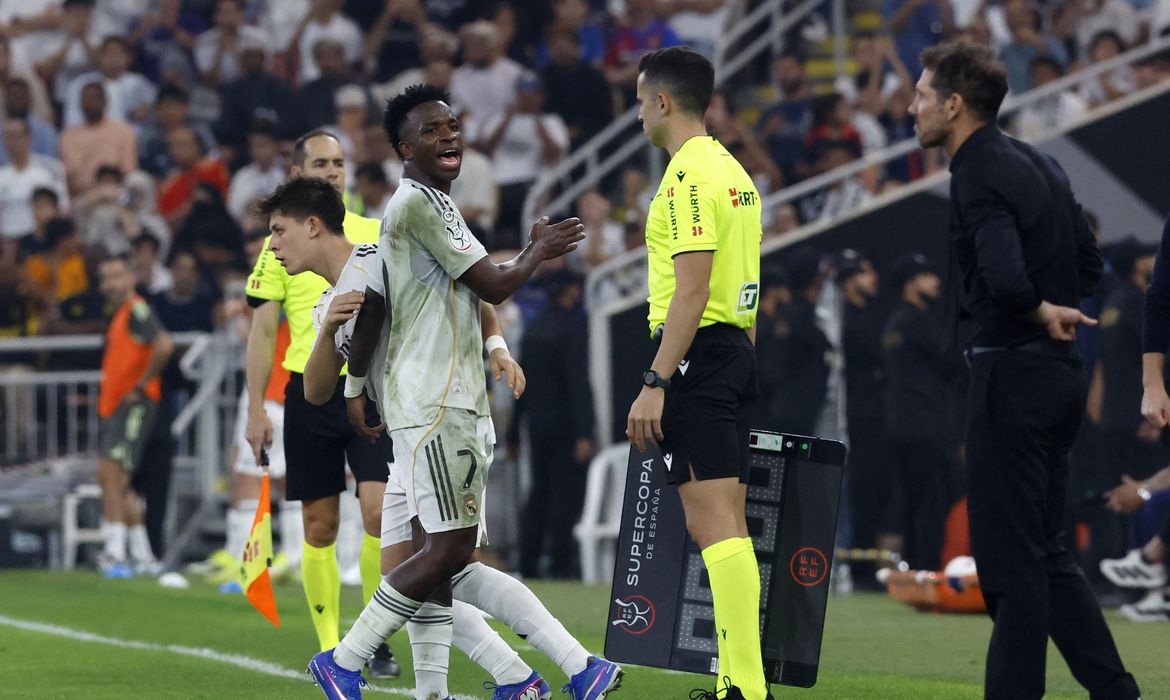 Simeone se desculpa com Vini Jr, mas não pede perdão por provocações