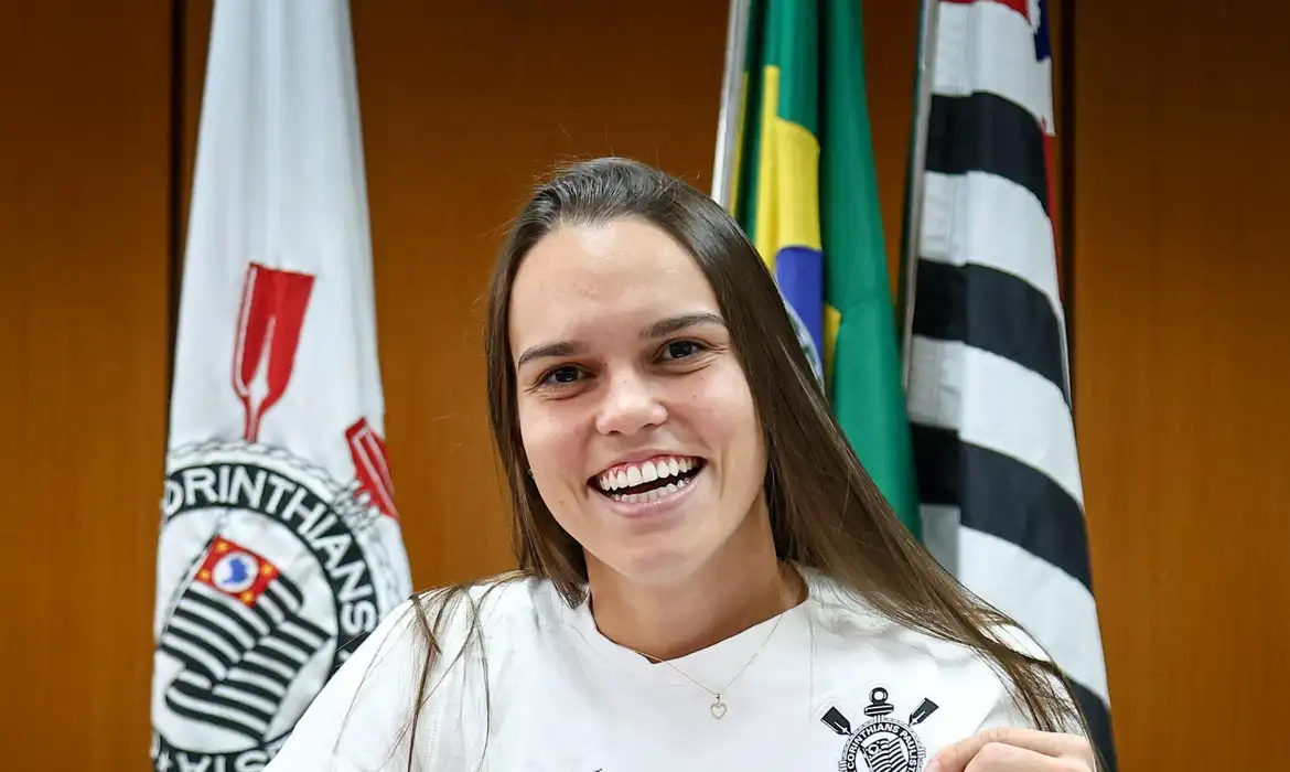 Meio-campista Ana Vitória volta ao Corinthians após 7 anos na Europa
