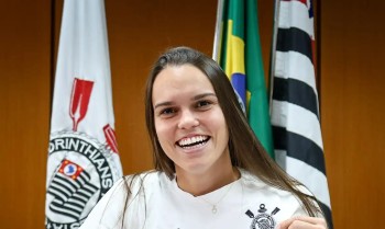 Meio-campista Ana Vitória volta ao Corinthians após 7 anos na Europa