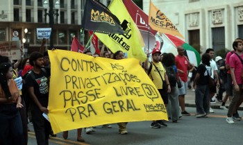 Estudantes protestam contra aumento da tarifa de ônibus em São Paulo