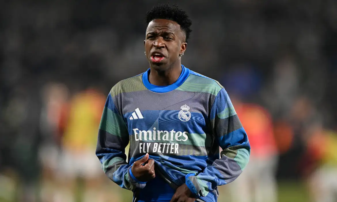 Vini Jr. é alvo de cantos racistas em jogo do Real pela Copa do Rei