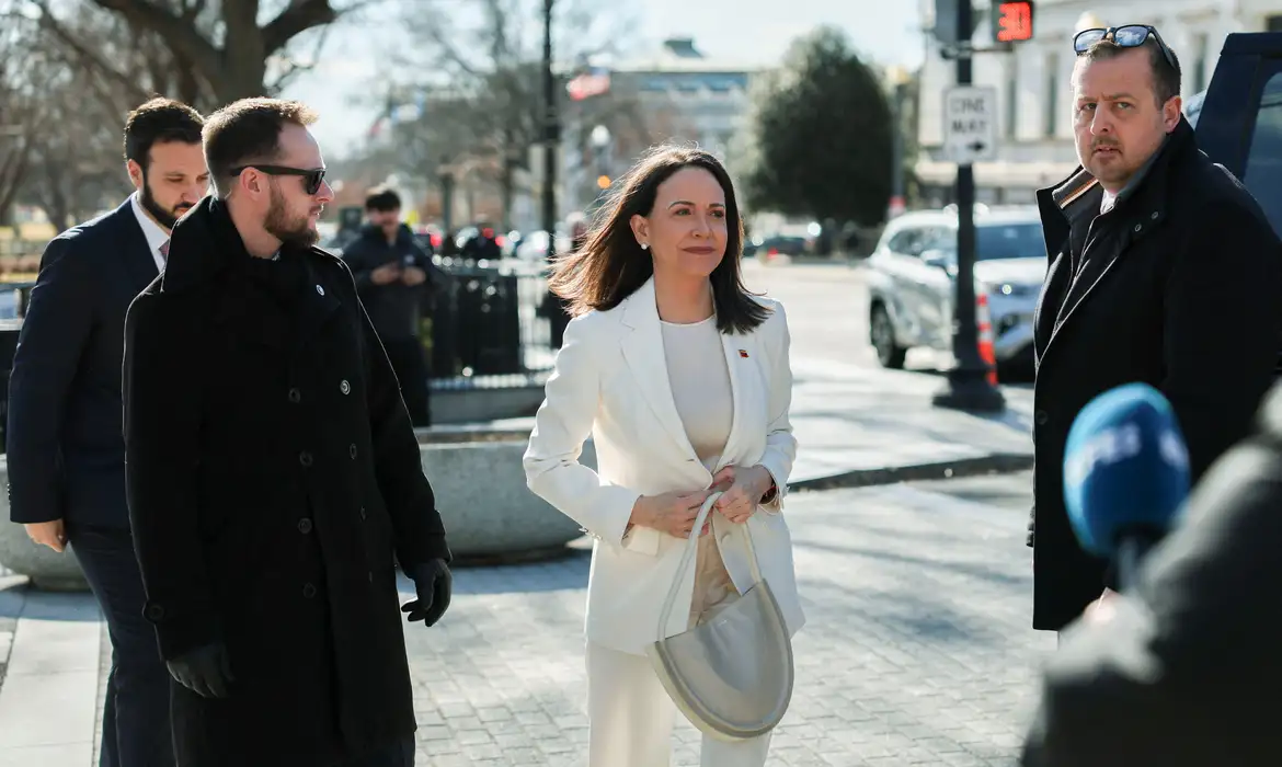 Trump reúne-se com María Corina após elogiar Delcy Rodríguez