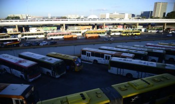 Dezenas de ônibus de uma mesma empresa urbana são apedrejados no DF