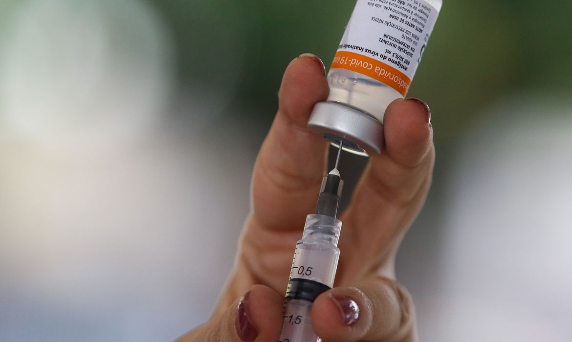 Há 5 anos, Brasil aplicava primeiras doses de vacina contra a covid-19