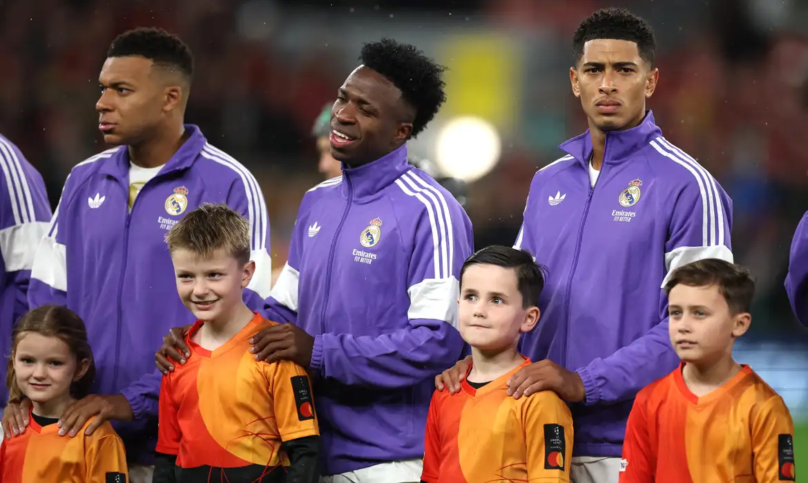 Mbappé pede à torcida que apoie Vini Jr em meio a dificuldades do Real