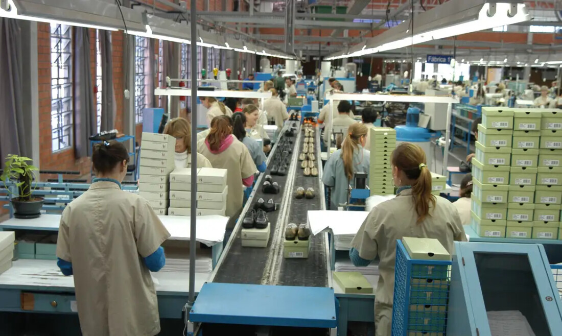 Faturamento da indústria sobe, mas emprego cai pelo terceiro mês