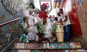 Baianas lavam escadaria em Copacabana em homenagem a Oxóssi