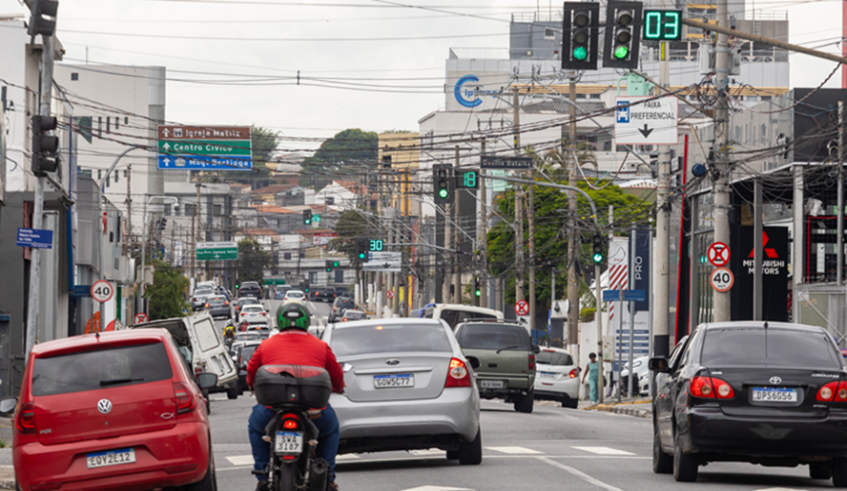Prefeitura revisa e atualiza sistema de semáforos para melhorar fluidez de trânsito