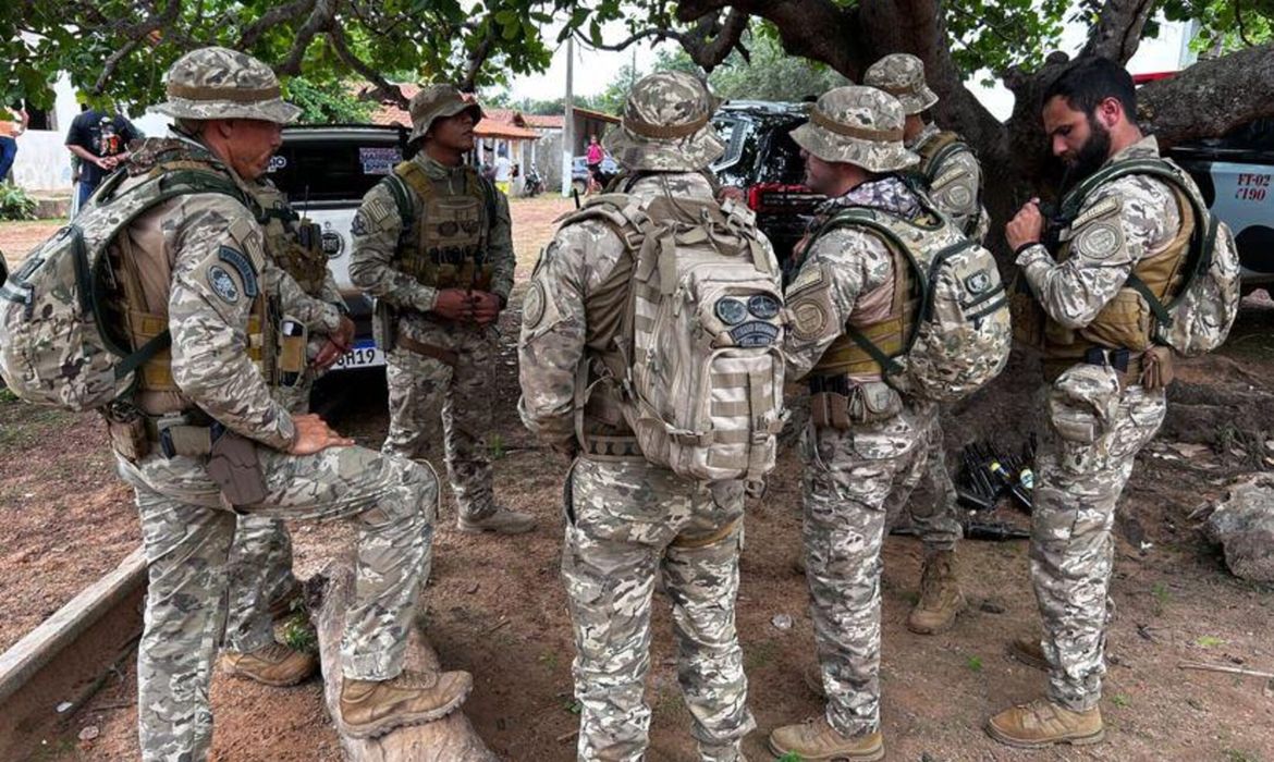 Após alta hospitalar, primo de crianças desaparecidas auxilia na busca