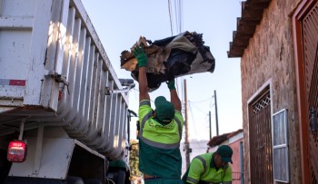 Operação Cata-Tranqueira atende nove bairros às margens da rodovia Mogi-Bertioga