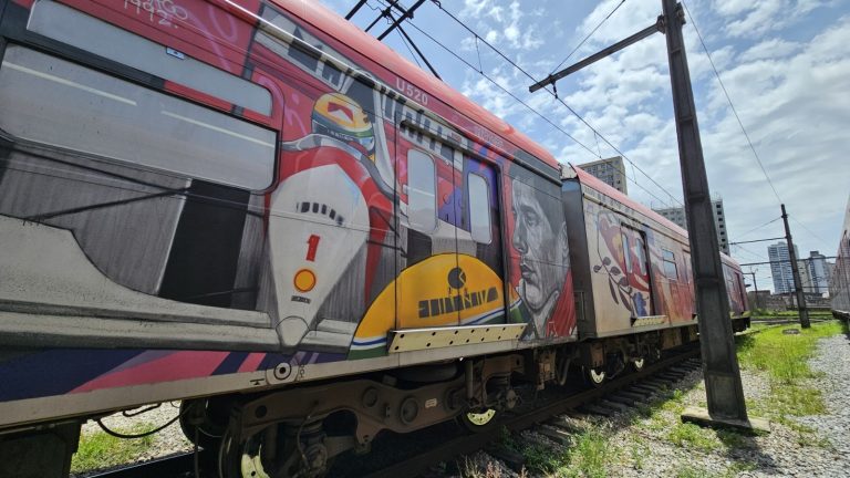 Trem temático com imagens de Ayrton Senna circula na Linha 11–Coral da CPTM