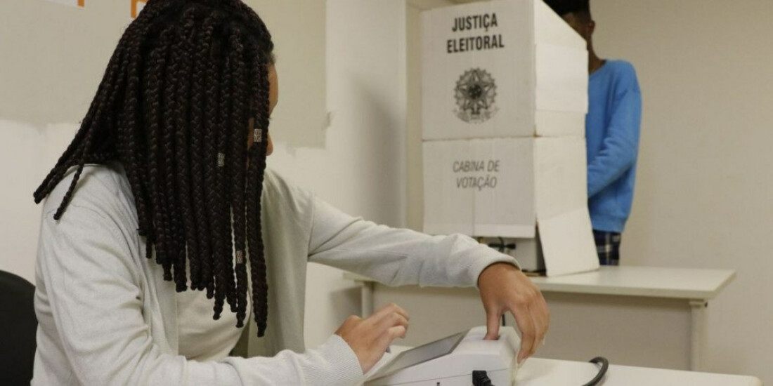 Fora do país, 50 urnas apresentam defeito e são substituídas