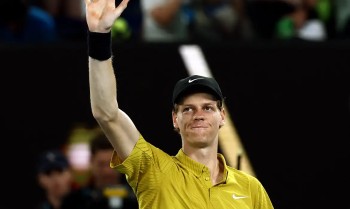 Sinner sobrevive ao calor e Djokovic brilha no Aberto da Austrália