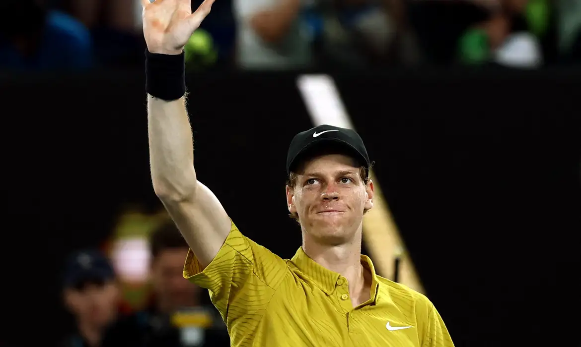 Sinner sobrevive ao calor e Djokovic brilha no Aberto da Austrália