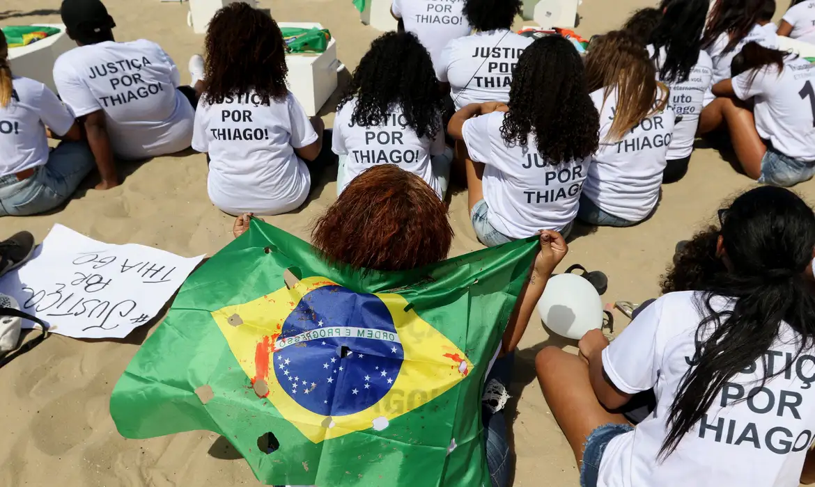 Ato no Rio pede justiça pela morte de Thiago Menezes Flausino