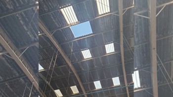 Jovem é socorrido pelo Samu após cair de telhado, em Itaquá