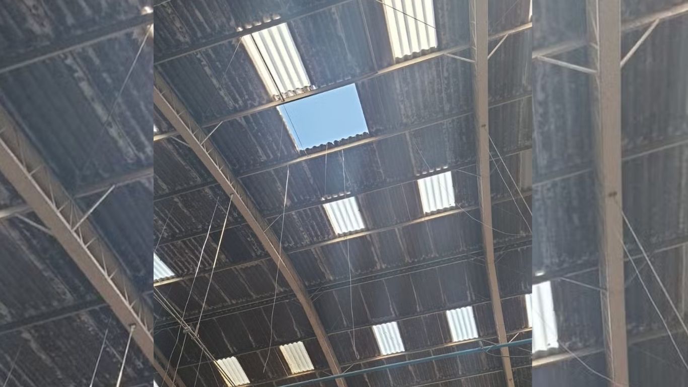 Jovem é socorrido pelo Samu após cair de telhado, em Itaquá