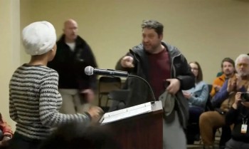 Deputada democrata é atacada com líquido ao discursar em Minneapolis