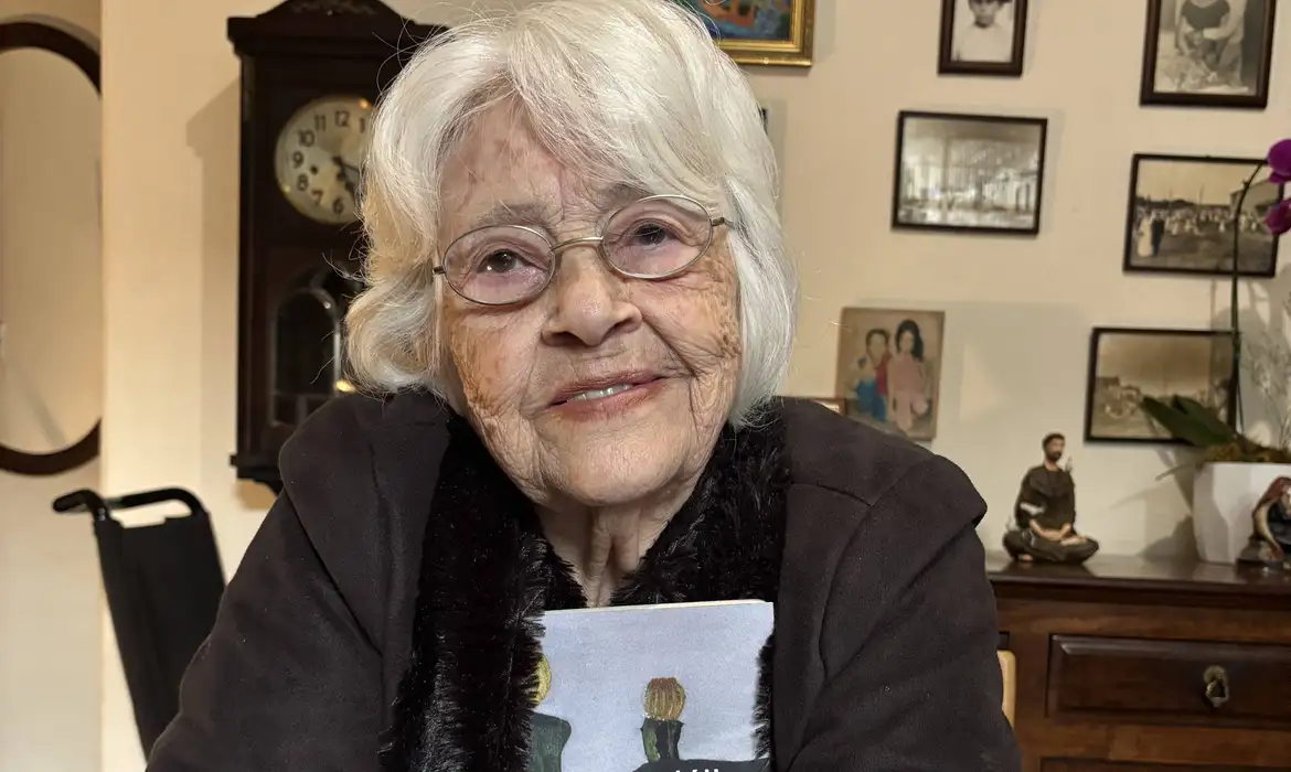 Após queda e fraturas, escritora Adélia Prado tem melhora de saúde