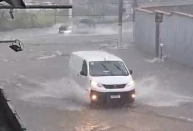 Chuva intensa causa alagamentos e transtornos em cidades do Alto Tietê