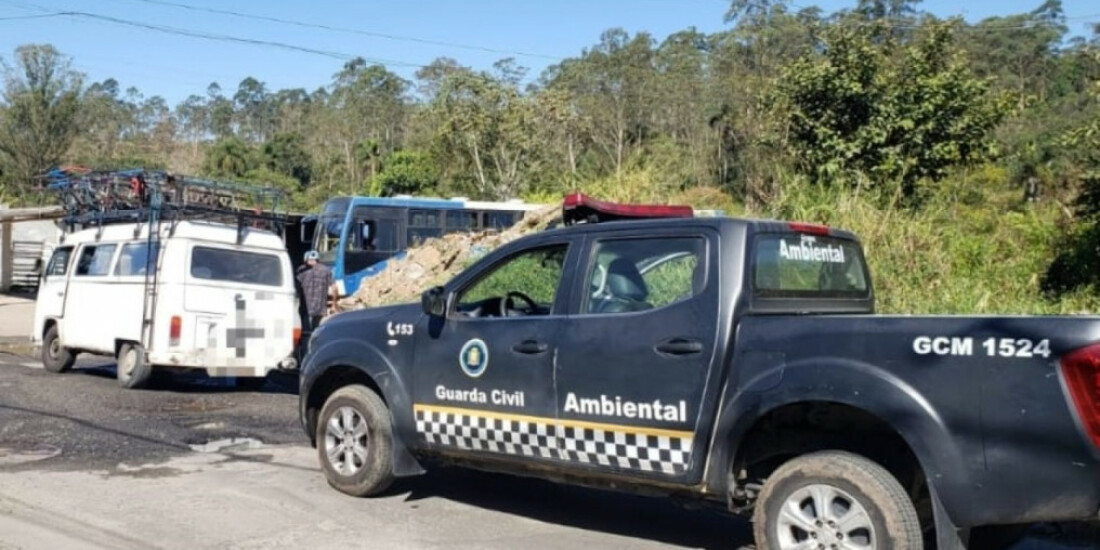 GCM de Ferraz apreende veículo e autua infrator que estava realizando descarte irregular