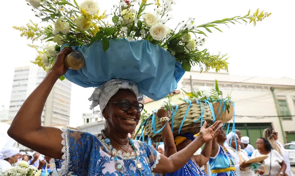 Devotos presenteiam Iemanjá em série de homenagens no Rio de Janeiro