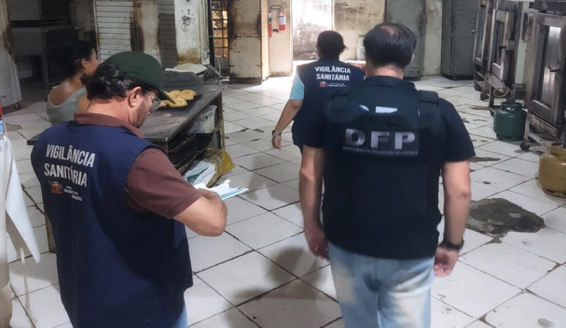 Fiscalização da Prefeitura fecha e multa fábrica de pães por irregularidades