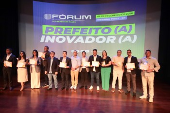Prefeito de Suzano é homenageado em Fórum de Cidades Digitais e Inteligentes