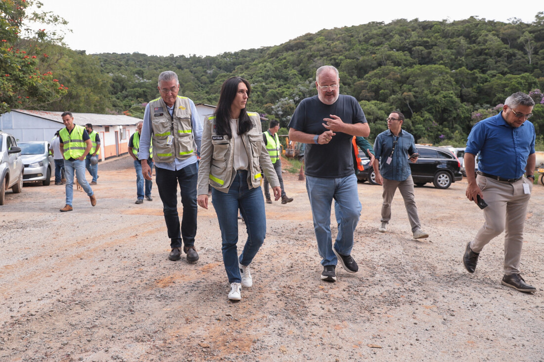Secretária estadual vistoria obras de pavimentação em Guararema