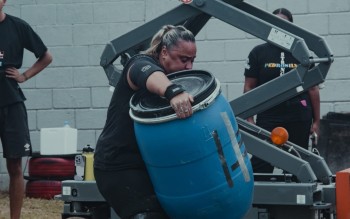 Técnica de enfermagem brilha na arena do atletismo de força